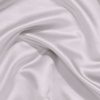 Jedinstveni set svilenkastih satenskih jastuka pokriva srebrni standard
